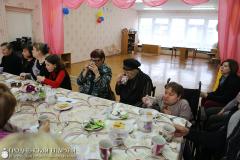 Священник с матушкой посетили пожилых людей в поселке Зельва