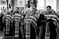 В Великую Пятницу архиепископ Артемий совершил вечерню с чином выноса плащаницы в кафедральном соборе Гродно