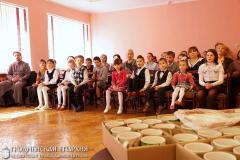 Братчики храма Собора Всех Белорусских Святых города поздравили с Пасхой воспитанников детского дома и хосписа