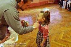 Братчики храма Собора Всех Белорусских Святых города поздравили с Пасхой воспитанников детского дома и хосписа