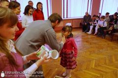Братчики храма Собора Всех Белорусских Святых города поздравили с Пасхой воспитанников детского дома и хосписа