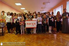 Братчики храма Собора Всех Белорусских Святых города поздравили с Пасхой воспитанников детского дома и хосписа