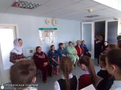 Воспитанники воскресной школы поздравили больных с праздником Пасхи в поселке Россь