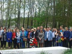 Священник совершил литию на братской могиле в деревне Партизанская