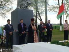Священник совершил литию на братской могиле в деревне Партизанская