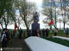 Священник совершил литию на братской могиле в деревне Партизанская