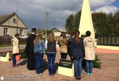 Священник совершил литии у памятников погибшим в годы Великой Отечественной войны
