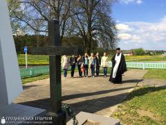 Священник совершил литии у памятников погибшим в годы Великой Отечественной войны