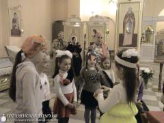В храме агрогородка Обухово воскресная «Школа радости» поздравила прихожан с Пасхой и днем жен-мироносиц