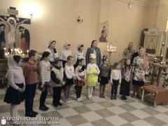 В храме агрогородка Обухово воскресная «Школа радости» поздравила прихожан с Пасхой и днем жен-мироносиц