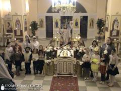 В храме агрогородка Обухово воскресная «Школа радости» поздравила прихожан с Пасхой и днем жен-мироносиц