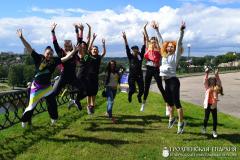 «Семейный пикник в яблоневом саду»