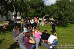 «Семейный пикник в яблоневом саду»