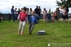 «Семейный пикник в яблоневом саду»