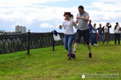 «Семейный пикник в яблоневом саду»