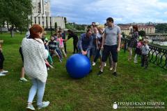 «Семейный пикник в яблоневом саду»