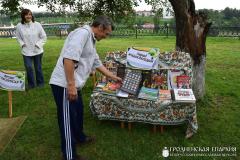 «Семейный пикник в яблоневом саду»