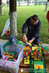 «Семейный пикник в яблоневом саду»