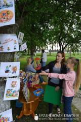 «Семейный пикник в яблоневом саду»