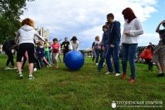 «Семейный пикник в яблоневом саду»