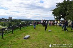 «Семейный пикник в яблоневом саду»