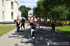 «Семейный пикник в яблоневом саду»