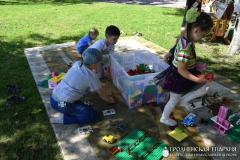 «Семейный пикник в яблоневом саду»