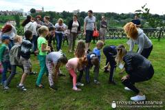 «Семейный пикник в яблоневом саду»