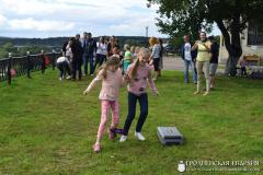 «Семейный пикник в яблоневом саду»