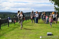 «Семейный пикник в яблоневом саду»