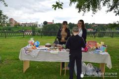 «Семейный пикник в яблоневом саду»