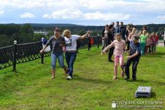 «Семейный пикник в яблоневом саду»