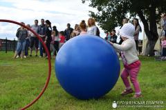 «Семейный пикник в яблоневом саду»