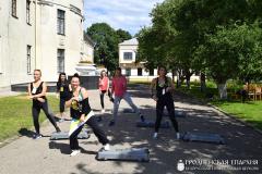 «Семейный пикник в яблоневом саду»