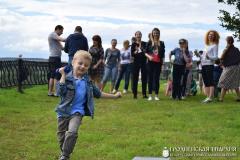 «Семейный пикник в яблоневом саду»