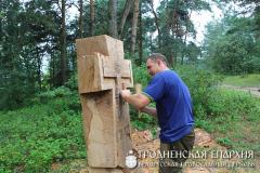 На территории храма поселка Зельва освятили новосооруженный поклонный крест