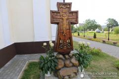 На территории храма поселка Зельва освятили новосооруженный поклонный крест