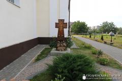 На территории храма поселка Зельва освятили новосооруженный поклонный крест