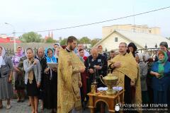 На территории храма поселка Зельва освятили новосооруженный поклонный крест