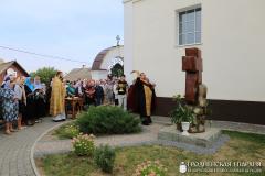 На территории храма поселка Зельва освятили новосооруженный поклонный крест
