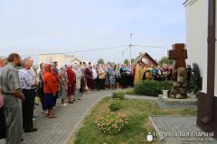 На территории храма поселка Зельва освятили новосооруженный поклонный крест