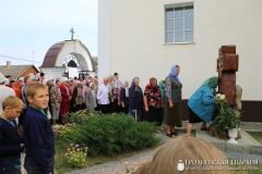 На территории храма поселка Зельва освятили новосооруженный поклонный крест