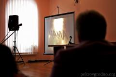 Школьники Покровского собора поздравили матерей мини-концертом