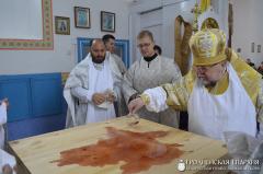 Владыка Артемий совершил освящение престола и литургию в храме деревни Острово