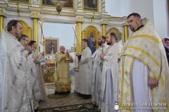 Владыка Артемий совершил освящение престола и литургию в храме деревни Острово