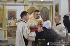 Владыка Артемий совершил освящение престола и литургию в храме деревни Острово