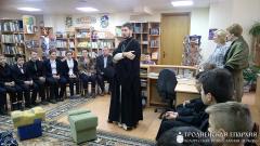 Священник провел беседу о вредных привычках в библиотеке агрогородка Коптевка
