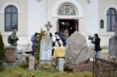 У дзень 125-годдзя са дня нараджэння М. Багдановіча святар Пакроўскага сабора здзейсніў паніхіду на магіле маці паэта