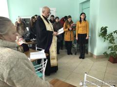 Настоятель и хор храма святителя Николая поздравили с Рождеством пациентов Берестовицкой районной больницы