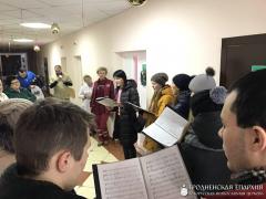 Настоятель и хор храма святителя Николая поздравили с Рождеством пациентов Берестовицкой районной больницы